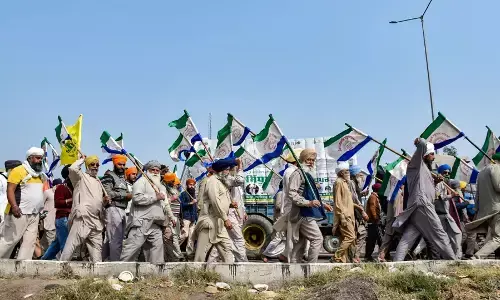 Farmers Protest: पंजाब-हरियाणा सीमा पर डेरा डाले किसान, हाइड्रोलिक क्रेन समेत भारी मशीनरी लेकर पहुंचे
