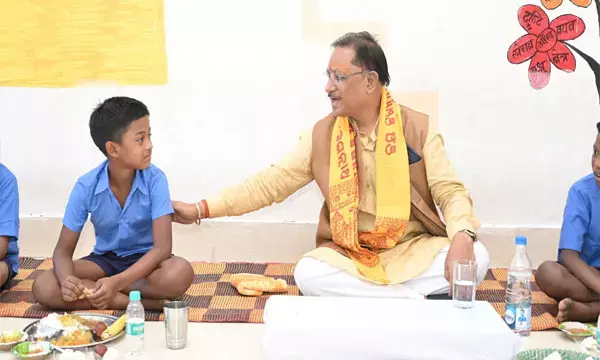CM Vishnu Deo Birthday: जब मुख्यमंत्री विष्णुदेव ने अपनी थाली की मिठाई बाजू में बैठे बच्चों को दी, छात्र ने कहा-सीएम सर हमसे मिलने आते रहिएगा...