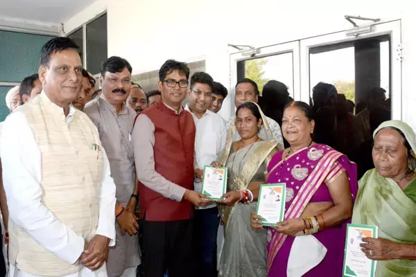 OP Chaudhary News: वित्त मंत्री ओपी चौधरी ने सार्वजनिक वितरण प्रणाली के तहत नए राशनकार्ड का किया वितरण...