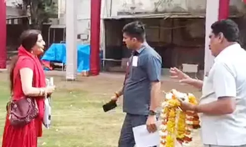 Digvijay Singh News: महिला पर भड़के पूर्व CM दिग्विजय सिंह, बोले पागल हो गई है ये, बाहर करो इसे