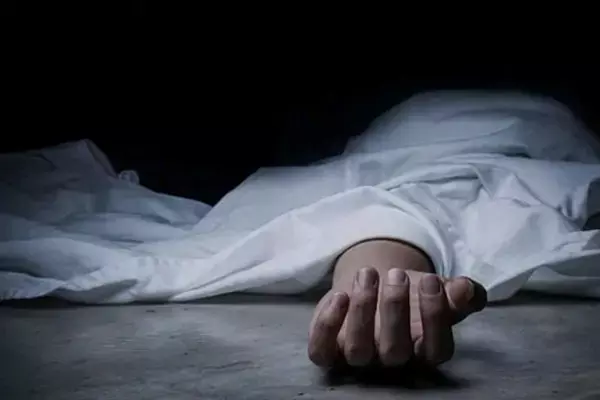Noida News: दो बेटियों को चौथी मंजिल से फेंक खुद भी कूदी माँ, बेटा न होने से तनाव में थी महिला