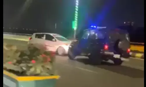 Ghaziabad Elevated Road Video: एलिवेटेड रोड पर फिल्मी स्टंट, बैक गियर पर  2 किमी तक भगाई कार, पुलिस पकड़ने में नाकाम