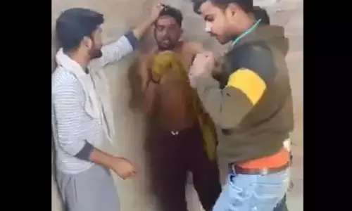 Noida News: नोएडा में डिलीवरी बॉय की पिटाई, पहले उतरवाए कपड़े, फिर चलाए लात-घूंसे