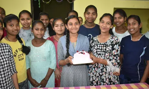 Balod News: 86 छात्रावासों में न्योता भोज का किया गया आयोजन, केक काटकर मुख्यमंत्री का जन्मदिन मनाया...