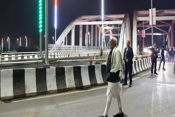 PM Narendra Modi in Varanasi: देर रात फ्लाईओवर पर रुका PM नरेंद्र मोदी का काफिला, अचानक गाड़ी से उतरे PM