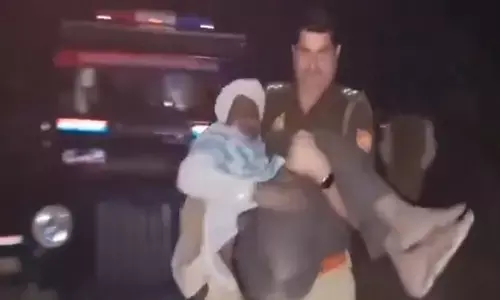 UP News: मानवता की मिसाल बने दरोगा गौरव चौधरी, घायल को गोद में उठाकर पहुंचाया अस्पताल