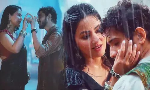 Munawar-Hina Khan Song: भारी बारिश में बांहों में बाहें डाले रोमांटिक हुए मुनव्वर और हिना खान, हल्की-हल्की सी गाने ने मचाई तबाही, देखिए वीडियो...