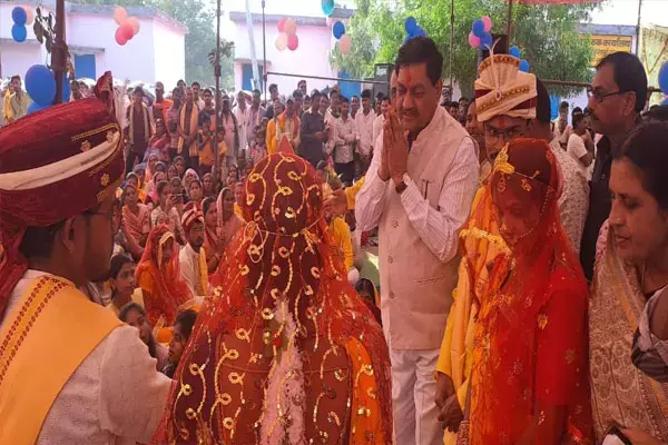 Bemetara News: मुख्यमंत्री कन्या विवाह योजना के तहत 70 जोड़े विवाह बंधन में बंधे, खाद्य मंत्री ने दिया आशीर्वाद...