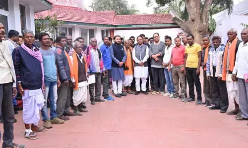 CM Vishnudeo: CM विष्णुदेव को जाना था तेलंगाना, और इधर उनसे मिलने गेट पर खड़े थे ग्रामीण... जानिए फिर क्या हुआ