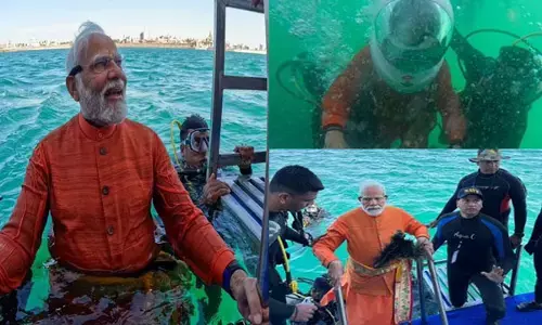 PM Modi Dwarka City: प्रधानमंत्री मोदी ने समुद्र में लगाईं डुबकी, गहरे पानी में डूबे द्वारिका नगरी के किए दर्शन, फोटो की शेयर...