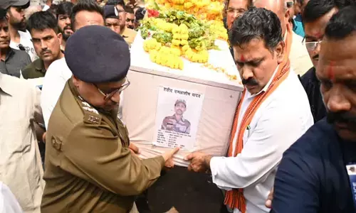 CG News: दुख की घड़ी में छत्तीसगढ़ सरकार शहीद जवान के परिजन के साथ, डिप्टी CM विजय शर्मा ने पार्थिव शरीर को दिया कंधा...