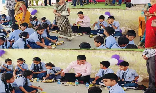 CG न्योता भोज में कलेक्टर ने अपने हाथों से बच्चों को परोसा खाना, बच्चों के साथ पंगत में बैठ खुद भी लिया भोजन का स्वाद...