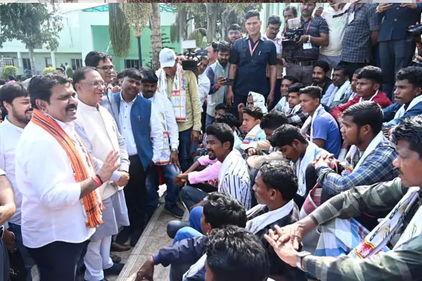CG टॉप नक्सली कमांडर हिड़मा के गांव के ग्रामीण पहुंचे विधानसभा, CM विष्णुदेव ने दिखाया लोकतंत्र का मंदिर...