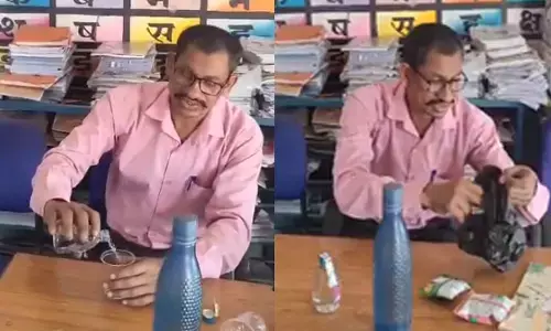 CG News: Video: शराब की शीशी लेकर स्कूल पहुंचे गुरु जी, फिर महिला टीचर के सामने बनाया पैग, बोले मैं रोज पीता  हूं
