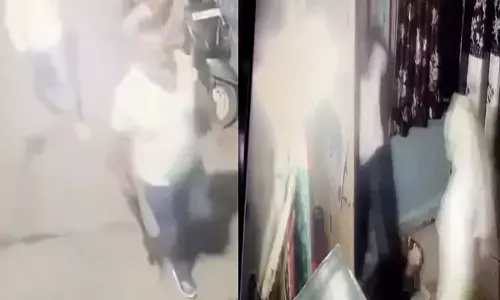 Indore News: इंदौर में पत्रकार के घर बंदूक लेकर घुसा कांग्रेस का पूर्व पार्षद, खबर छापने पर जमकर पीटा, वीडियो वायरल ....