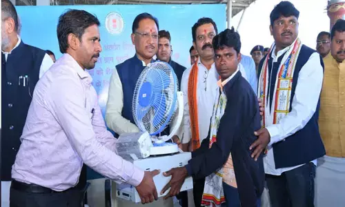 Raipur News: 50 विद्यार्थियों को सोलर होम लाइट संयंत्र किया वितरित, कोंटा के दूरस्थ गांवों के बच्चों में फैलेगा शिक्षा का उजियारा...