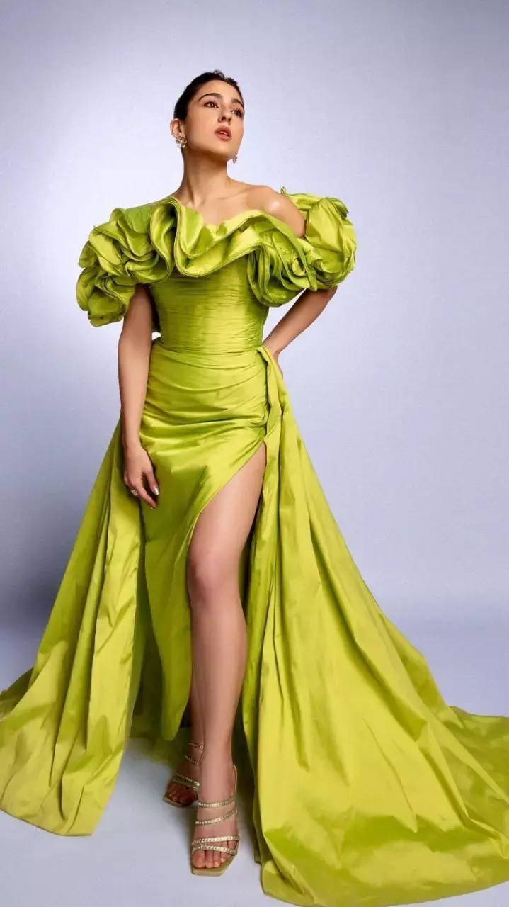 ग्रीन गाउन में सारा अली ने दिखाया किलर लुक, फोटोज देख क्रेजी हुए फैंस...