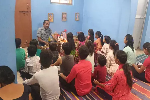 Loksabha Chunav 2024: देखिए वीडियोः टिकिट के दावेदार का दर्द, हारमोनियम पर मुझे रास्ता दिखाओ भगवान, भजन गाकर गम किया हल्का
