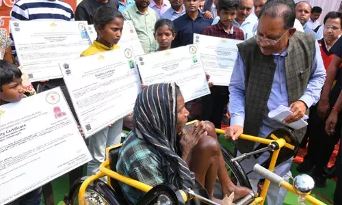 Jashpur CM Vishnudeo: मुख्यमंत्री ने दिव्यांगजनों को सामग्री का किया वितरण, हितग्राही को दिया प्रमाण पत्र...