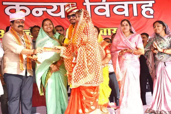 Kawardha News: मुख्यमंत्री कन्या विवाह योजना: सामाजिक रीति-रिवाज से 290 जोड़े बंधे परिणय-सूत्र में, डिप्टी CM विजय शर्मा और मंत्री लक्ष्मी राजवाड़े हुए शामिल...