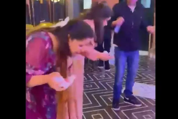 Gurugram Restaurant News: गुरुग्राम के रेस्टोरेंट में माउथ फ्रेशनर खाने के बाद लोगों की तबियत बिगड़ी,  मुँह से निकलने लगा खून, देखें Video