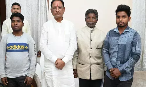 CM Vishnudeo: जाने का किराया रखे हो? फिर CM विष्णुदेव ने अपनी जेब से निकाल कर कोरवा आदिवासियों को दिया खर्च, बोले-खाना खाकर जाना