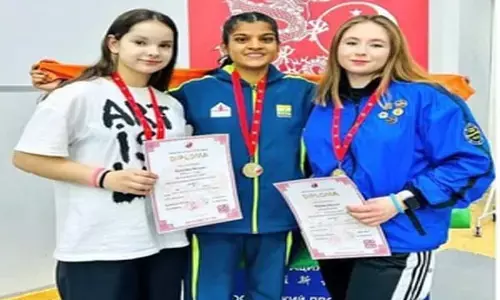 Madhya Pradesh News : मप्र के सतना जिले की वैष्णवी त्रिपाठी ने मास्को स्वर्ण पदक जीता है