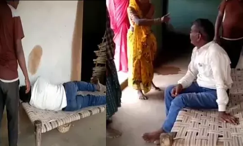 Korba News: फिर एक शराबी शिक्षक का वीडियो वायरल, स्कूल टाइम में नशे में धुत्त ग्रामीण के घर सोते मिला, महिलाओं ने पकड़ा