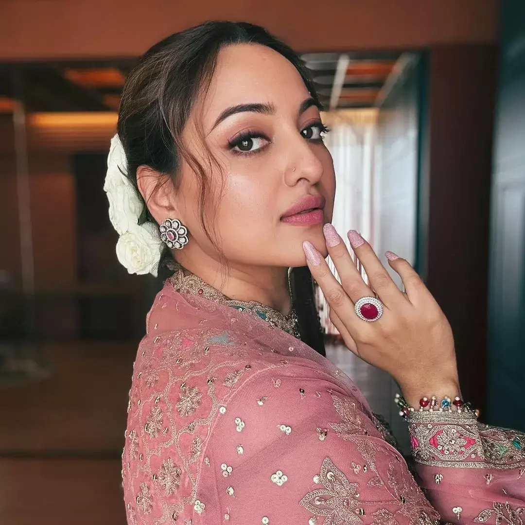 गुलाबी शरारा सूट में सोनाक्षी सिन्हा ने दिखाई देसी लुक, करवाया बेहद खूबसूरत फोटोशूट, देखिए तस्वीरें