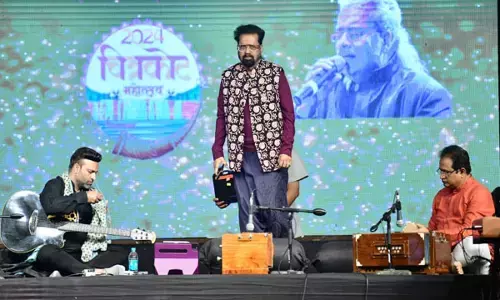 Chitrakote Mahotsav: मशहूर सिंगर हरिहरण और स्थानीय कलाकारों ने दी रंगारंग प्रस्तुति...