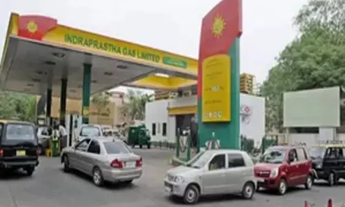 Uttar Pradesh News : एनसीआर में सीएनजी के दाम में कटौती से आम जनता खुश, कैब चालकों ने कहा बड़ी राहत मिली