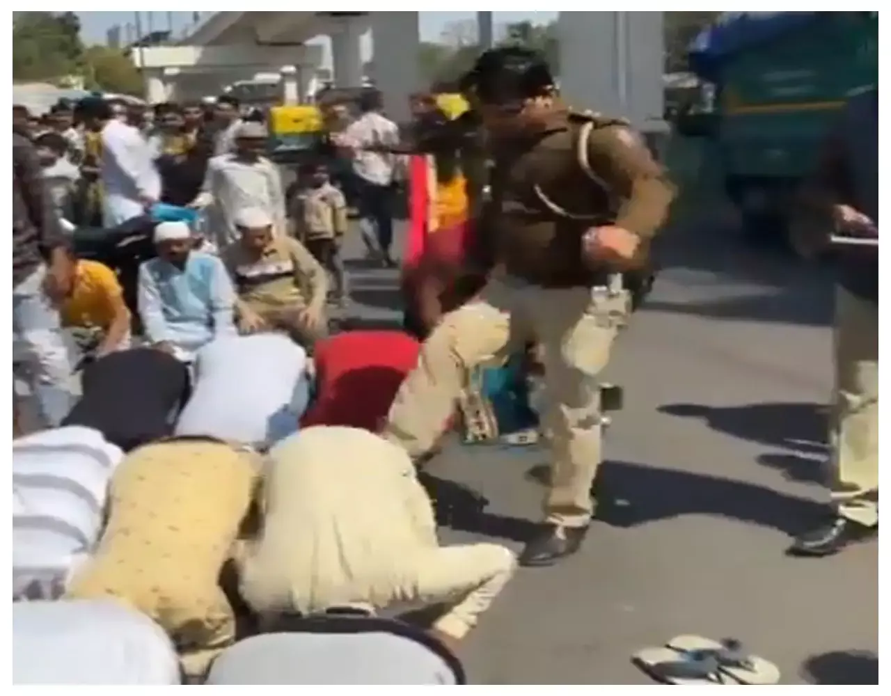 Delhi News: सड़क पर पढ़ रहे थे नमाज़, पुलिसकर्मी ने मारी लात, किया गया सस्पेंड...