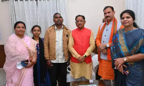 CM Vishnudeo: जब लड़खड़ाती आवाज़ में जवान नरेंद्र ने बयां की शौर्य की दास्तान, सुनकर भावुक हुए CM विष्णुदेव, दी आर्थिक सहायता...