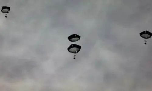 Gaza War Update: गाजा में सहायता सामग्री गिराने के दौरान पैराशूट नहीं खुलने से पांच की मौत, कई घायल