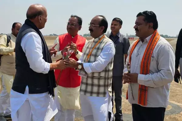 Rajnath Singhs visit: राजनाथ सिंह पहुंचे रायपुर: एयरपोर्ट पर सीएम व दोनों डिप्‍टी सीएम ने किया स्‍वागत, केंद्रीय रक्षा मंत्री किसान महाकुंभ में होंगे शामिल