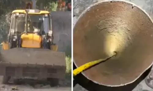 Delhi News Hindi: दिल्ली जल बोर्ड के 40 फुट गहरे बोरवेल में गिरा बच्चा, बुलाई गई JCB, निकालने में जुटी NDRF और पुलिस की टीम