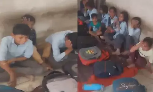 Rajasthan News: क्लास में सो रहे थे गुरु जी, बच्चों के शोर से टूटी नींद, तो डंडे से कर दी पिटाई, देखें वीडियो