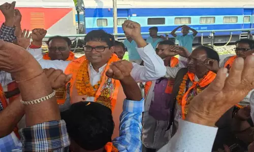 जय श्री राम के उद्घोष के साथ वित्त मंत्री ने अयोध्या धाम दर्शन को जा रहे श्रद्धालुओं को रेल्वे स्टेशन से किया रवाना, सुखद सफर के लिए दी शुभकामनाएं