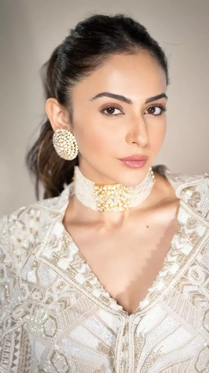 शरारा सूट,  पिंक ब्राइडल चूड़ा पहन रकुल प्रीत ने लूटी महफ़िल, करवाया शानदार फोटोशूट...