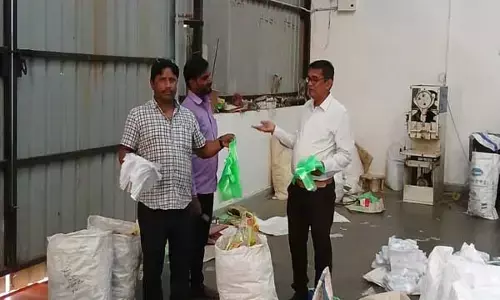 Raipur News: प्रशासन की अचानक टूटी नींद, पड़े छापे: 131 किलो कैरी बैग जब्‍त, लंबे अर्से पर हुई कार्यवाही