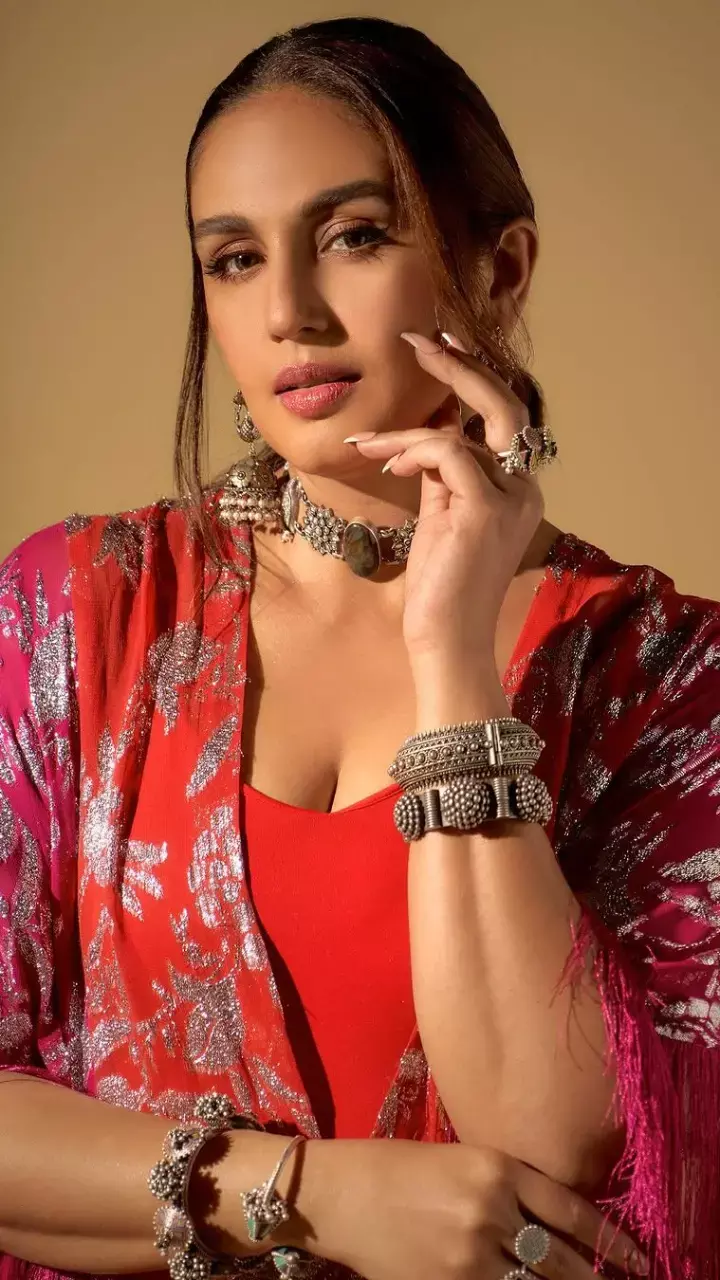 फ्यूजन लुक में बेहद खूबसूरत नजर आई हुमा कुरैशी, दिलकश तस्वीरें ने फैंस का जीता दिल...