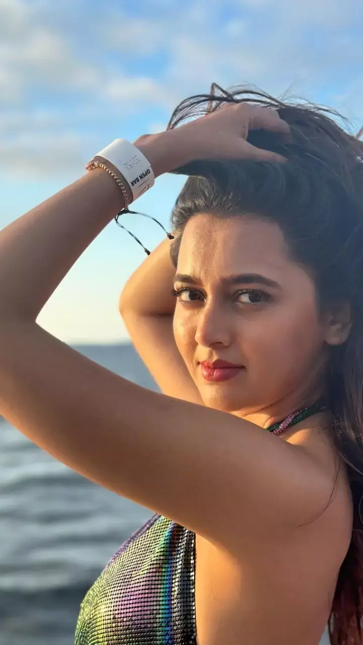 बैकलेस ड्रेस में तेजस्वी प्रकाश ने समुद्र के सामने बिखेरा जलवा, दिखाई अपनी हॉटनेस अवतार...