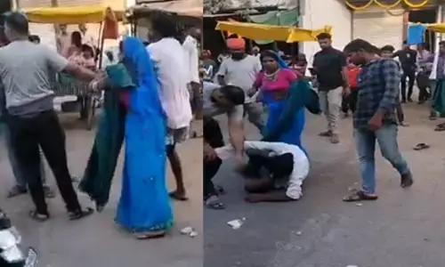 MP Barwani News: बड़वानी में आदिवासी युवक की पिटाई, बीच सड़क पटक - पटक कर पीटा, वीडियो हुआ वायरल