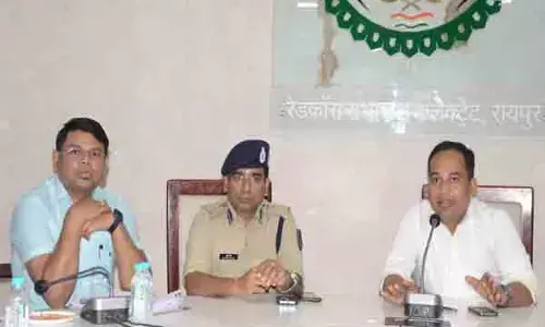 Raipur News: पड़ोसी जिलों की सीमा सहित रेलवे स्टेशन-एयरपोर्ट पर विशेष नजर रखें एसएसटी: डॉ. गौरव सिंह