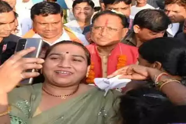 Chhattisgah News: महिलाओं के बीच पहुंचे सीएम विष्‍णुदेव साय: केंद्र व राज्‍य की योजनाओं के संबंध में ली जारी, जानिए... क्‍या मिला फिडबैक