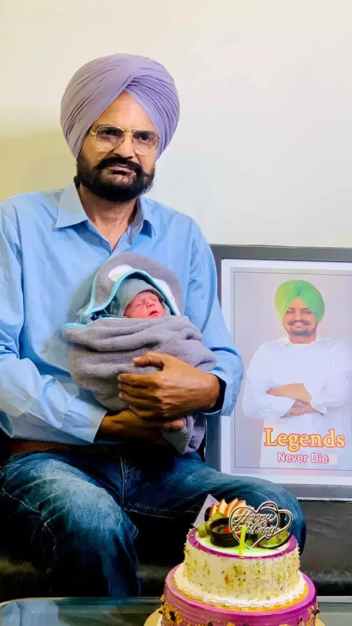 Sidhu Moosewala: सिद्धू मूसेवाला की मां ने 58 साल की उम्र में बेटे को दिया जन्म, पिता ने शेयर की तस्वीर