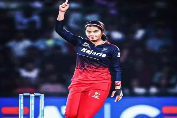 Shreyanka Patil: डब्ल्यूपीएल फाइनल में चला श्रेयंका पाटिल का जादू, घूमती गेंदों की है नन्ही जादूगर Shreyanka Patil: डब्ल्यूपीएल फाइनल में चला श्रेयंका पाटिल का जादू, घूमती गेंदों की है नन्ही जादूगर