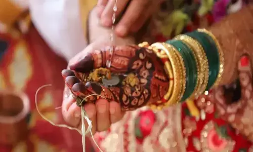 Maharajganj News: महराजगंज सामूहिक विवाह में भाई-बहन ने की शादी, मामले में अधिकारी सस्पेंड, दूल्हा-दुल्हन पर भी केस