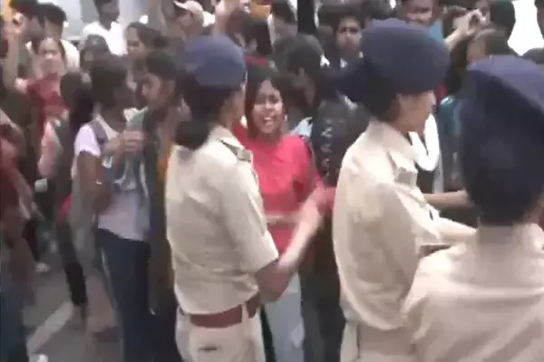 Bihar Students Protest News: बिहार शिक्षा विभाग के नए फैसले से भड़के 12वी के छात्र, JDU - BJP दफ्तर के बाहर किया विरोध प्रदर्शन