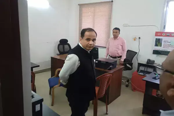 Raipur News: जब कलेक्टर ने सरकारी दफ्तरों का किया औचक निरिक्षण, 126 अधिकारी-कर्मचारी मिले नदारद, कटेगा एक दिन का वेतन